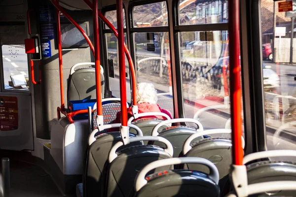 버스, lonelyness 개념에 외로운 은퇴한 여자. 스톡 사진
