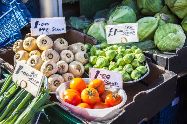 Sebze ve meyve pazarı çeşitli renkli taze meyve ve sebze ile