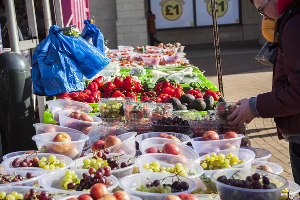 Ανδρικού καταναλωτή σε μια ανοικτή αγορά οδών ψώνια φρούτα και λαχανικά. Λαϊκή αγορά. ΥΓΙΩΝ τροφίμων. — Φωτογραφία Αρχείου