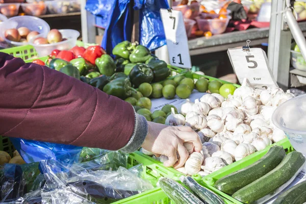 Ανδρικού καταναλωτή σε μια ανοικτή αγορά οδών ψώνια φρούτα και λαχανικά. Λαϊκή αγορά. ΥΓΙΩΝ τροφίμων. — Φωτογραφία Αρχείου