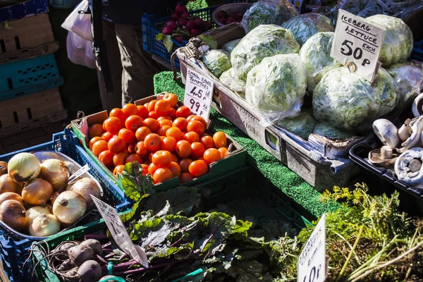 Λαχανικά και φρούτα στην αγορά με διάφορα πολύχρωμα φρέσκα φρούτα και λαχανικά — Φωτογραφία Αρχείου