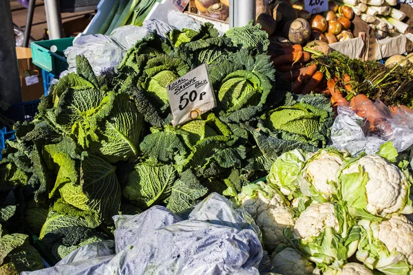 Zelenina a ovoce trh s různými barevnými čerstvého ovoce a zeleniny — Stock fotografie