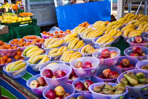 Groenten- en fruitmarkt met verschillende kleurrijke verse groenten en fruit — Stockfoto