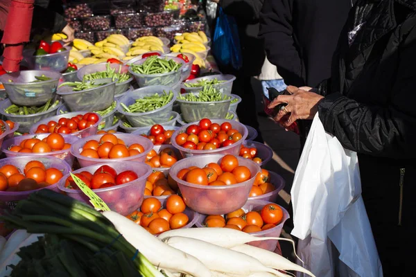 Female consumer at an open street market shopping fruit and vegetables. Street market. Helthy food. — Stock Photo, Image