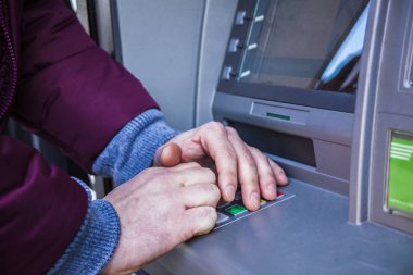 PIN, Atm makinesi nakit para çekilmesi için yazmaya elleri