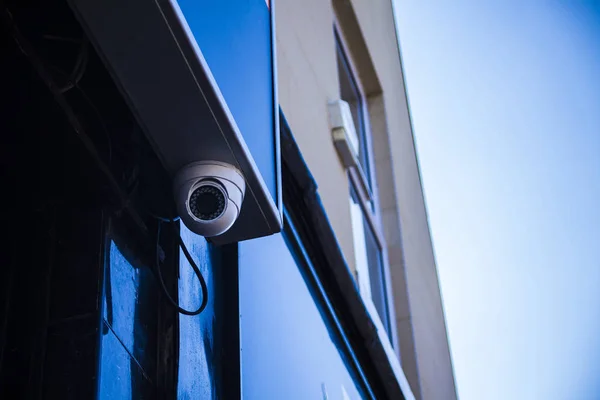 Cámara de circuito cerrado, CCTV Factory, sobre fondo oscuro . — Foto de Stock