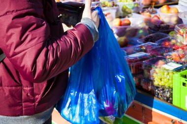 Erkek tüketici bir açık semt pazarı alışveriş meyve ve sebze. Semt pazarı. Helthy gıda.