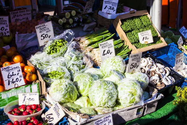 Λαχανικά και φρούτα στην αγορά με διάφορα πολύχρωμα φρέσκα φρούτα και λαχανικά — Φωτογραφία Αρχείου