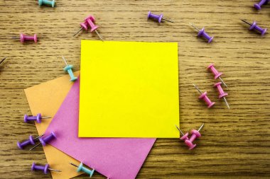 Kağıt etiket Not ahşap arka plan üzerinde. İşçiler notlar boş formlar.