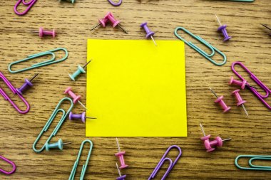 Kağıt etiket Not ahşap arka plan üzerinde. İşçiler notlar boş formlar.