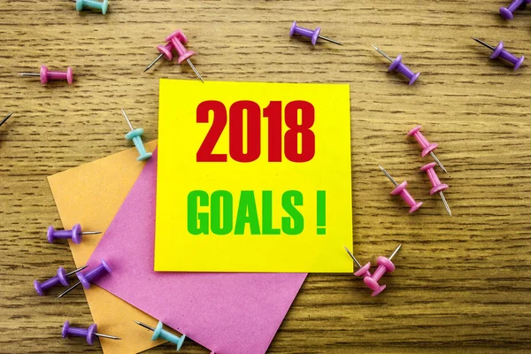 2018 goles en nota adhesiva amarilla, sobre fondo de madera. Concepto de resoluciones de Año Nuevo . — Foto de Stock