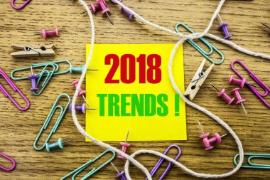 Ahşap zemin üzerine sarı Yapışkan Not metni eğilimleri 2018. En az kavramı.