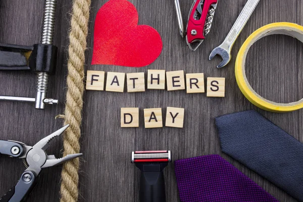 Babalar günü mesajı çerçeve araçları ve ilişkilerin bir ahşap zemin üzerine.