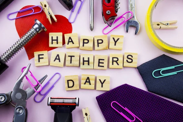 Babalar günü mesajı çerçeve araçları ve ilişkilerin bir düz pembe zemin üzerine.