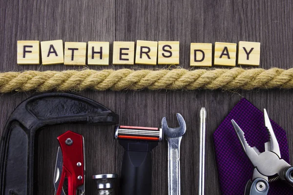 Babalar günü mesajı bir ahşap zemin üzerine araçları ve bağları, ayrılmış ip tarafından ayarla.