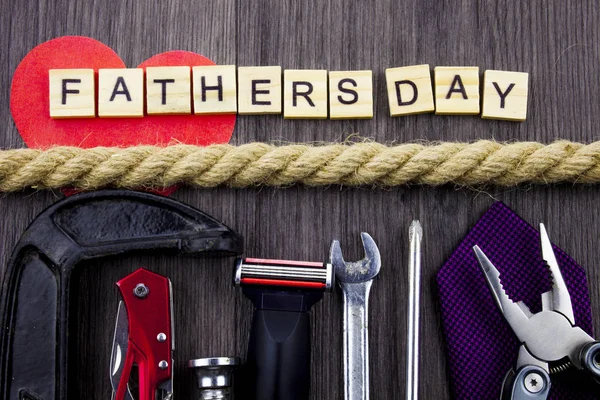Babalar günü mesajı bir ahşap zemin üzerine araçları ve bağları, ayrılmış ip tarafından ayarla.