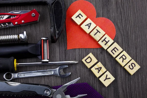 Babalar günü mesajı bir ahşap zemin üzerine araçları ve bağları, ayrılmış ip tarafından ayarla.
