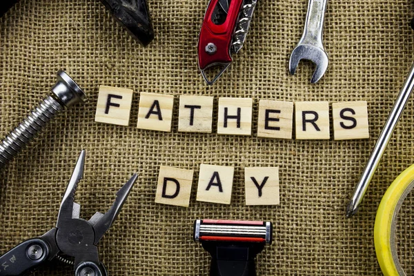 Babalar günü mesajı çerçeve araçları ve ilişkilerin bir kendir jüt zemin üzerine.
