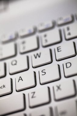 Modern bir dizüstü bilgisayar, seçici odak klavye kadar kapatın.