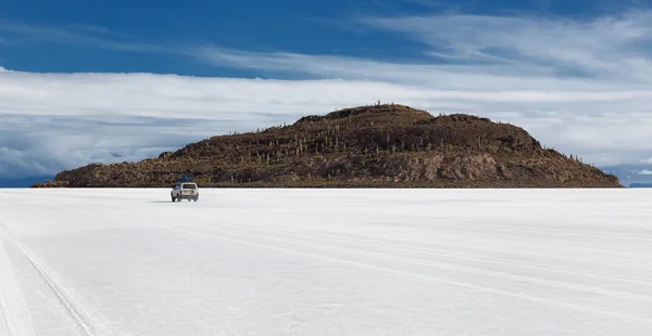 Tuz Gölü Uyuni (Bolivya, Isla görülmektedir) — Stok fotoğraf