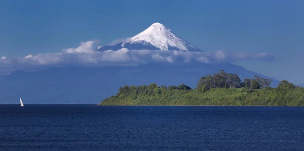 Vulkanen Osorno på sjön Llanquihue (Chile) — Stockfoto