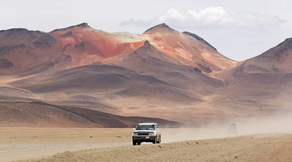 Bolivya çölünde Dali, Offroad araba — Stok fotoğraf