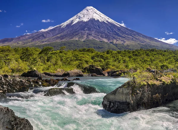 Petrohue watervallen voor Osorno vulkaan (Chili) — Stockfoto