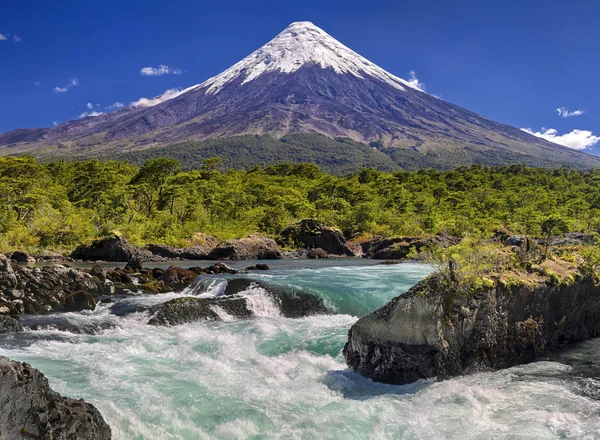 Petrohue vodopády před Vulkán Osorno (Chile) Stock Obrázky