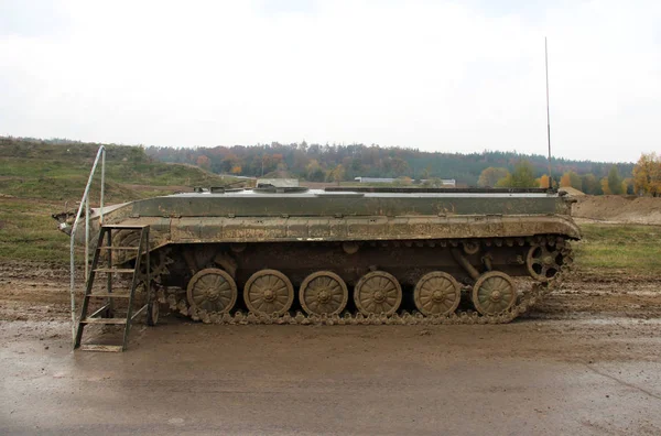 Tanque do exército no tempo chuvoso — Fotografia de Stock