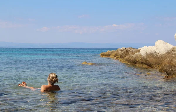 Junge sexy Frau am Strand — Stockfoto