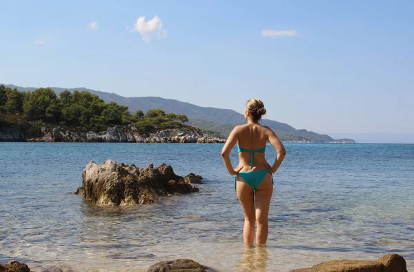 Junge sexy Frau am Strand — Stockfoto