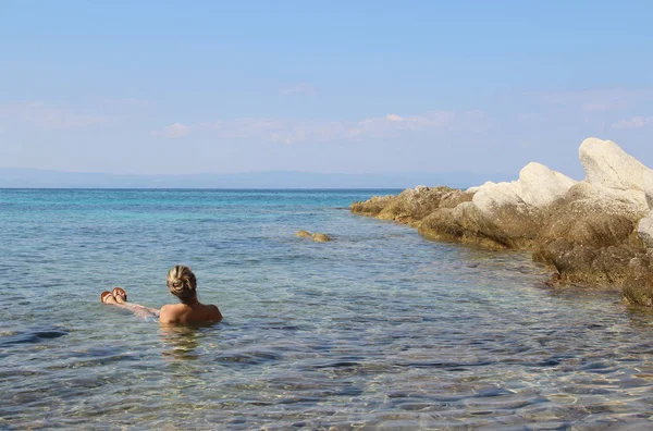 Junge sexy Frau am Strand — Stockfoto