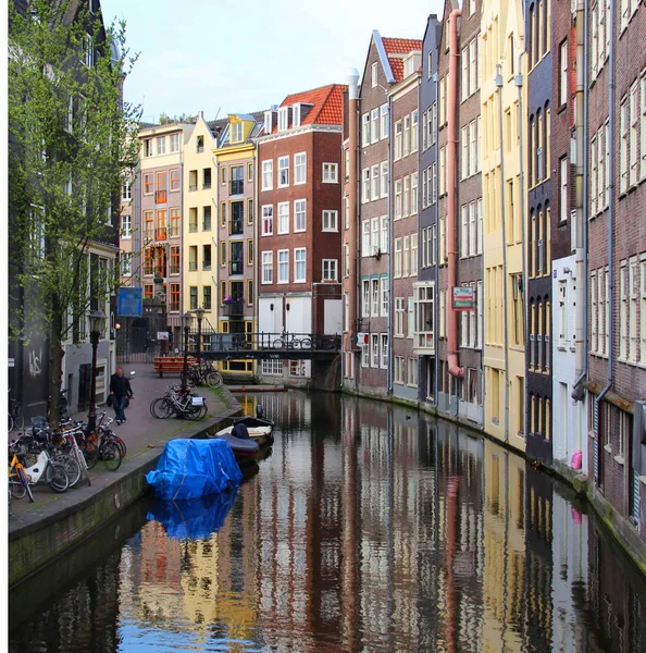 Gyönyörű kilátással az Amszterdami csatornákra, Hollandia — Stock Fotó