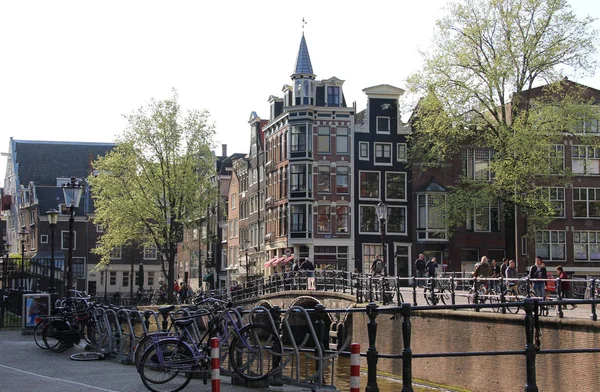 Gyönyörű kilátással az Amszterdami csatornákra, Hollandia — Stock Fotó