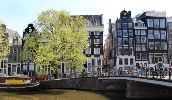 Gyönyörű kilátás nyílik a tavaszi Amszterdam jellegzetes csatornái — Stock Fotó