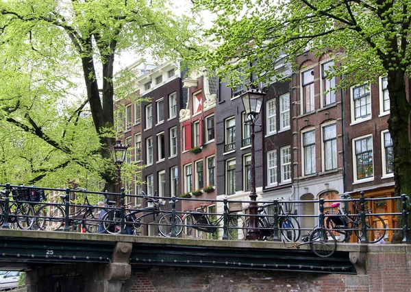 Güzel manzarasına Amsterdam kanalları, Hollanda — Stok fotoğraf