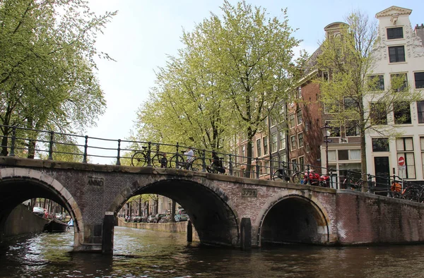 Güzel manzarasına Amsterdam kanalları, Hollanda — Stok fotoğraf