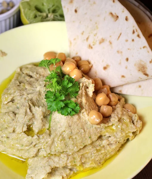 Hummus servido con perejil y garbanzos — Foto de Stock
