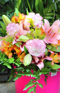 Büyük güzel bir buket çiçek.