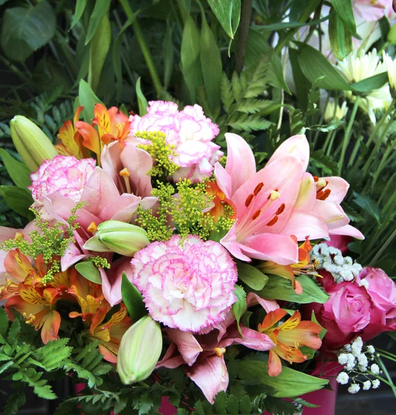 Большой красивый букет цветов — стоковое фото