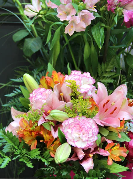 Grand beau bouquet de fleurs — Photo