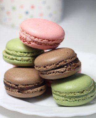 Çok renkli Fransız macarons karışımı 