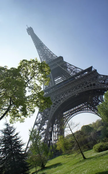 Eiffel tower i wiosną drzewa, Paryż — Zdjęcie stockowe
