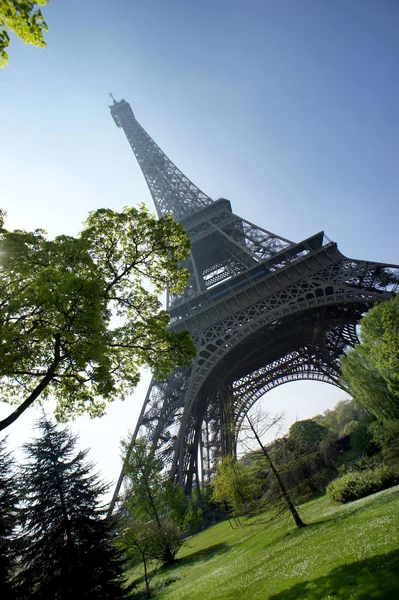 Eiffel tower i wiosną drzewa, Paryż — Zdjęcie stockowe