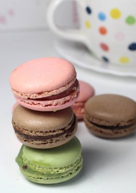Çok renkli Fransız macarons karışımı 