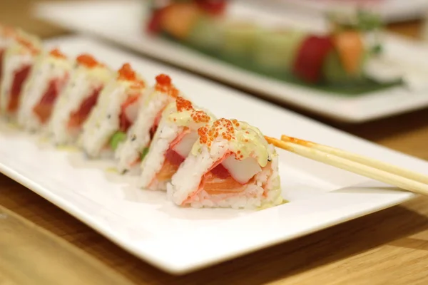 Schöne japanische Rollen auf dem Tisch — Stockfoto