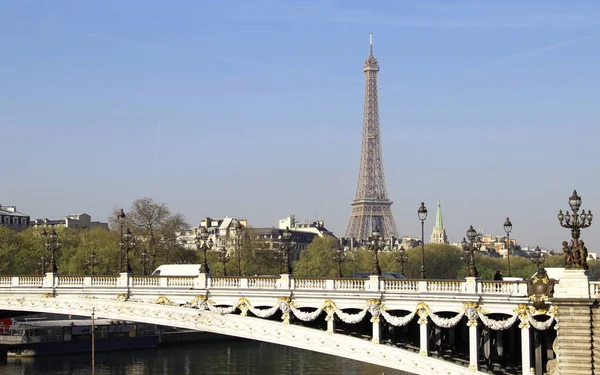 Flussufer von Paris mit Eiffelturm — Stockfoto
