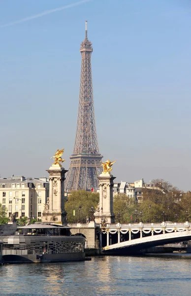 Flussufer von Paris mit Eiffelturm — Stockfoto