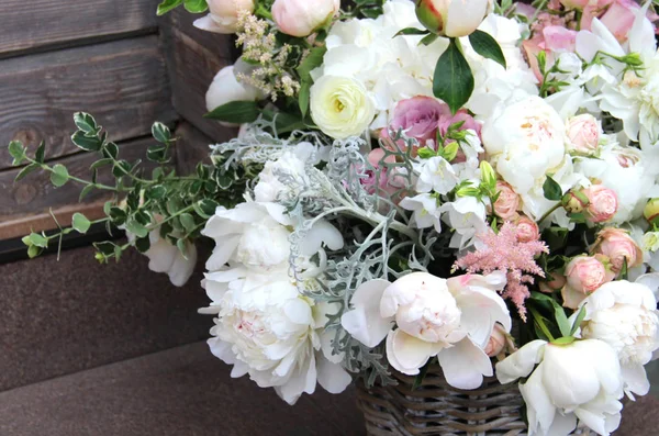 Beautiful wedding bouquet with a lot of tender flowers — Stock Photo, Image