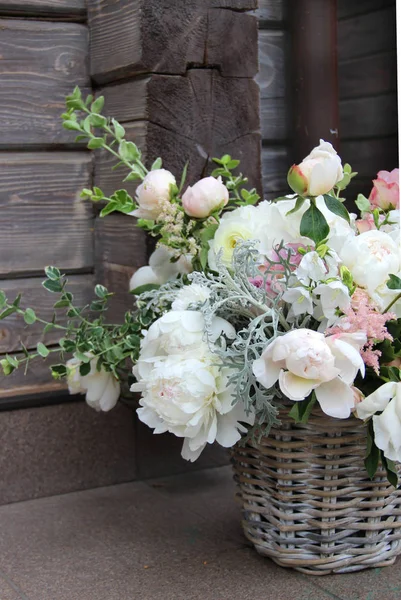 Hermoso ramo de boda con un montón de flores tiernas — Foto de Stock